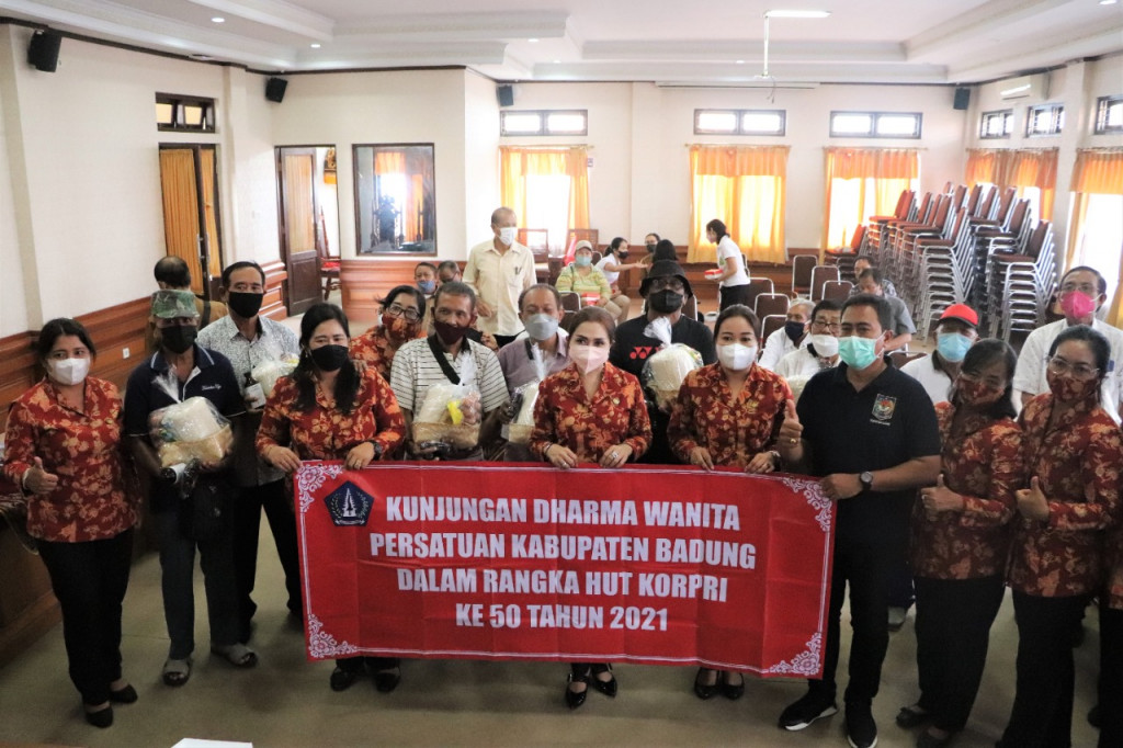 Peringati HUT KORPRI Ke-50 Tahun 2021, DWP Kabupaten Badung Berikan Bingkisan Kepada ASN Yang Sakit